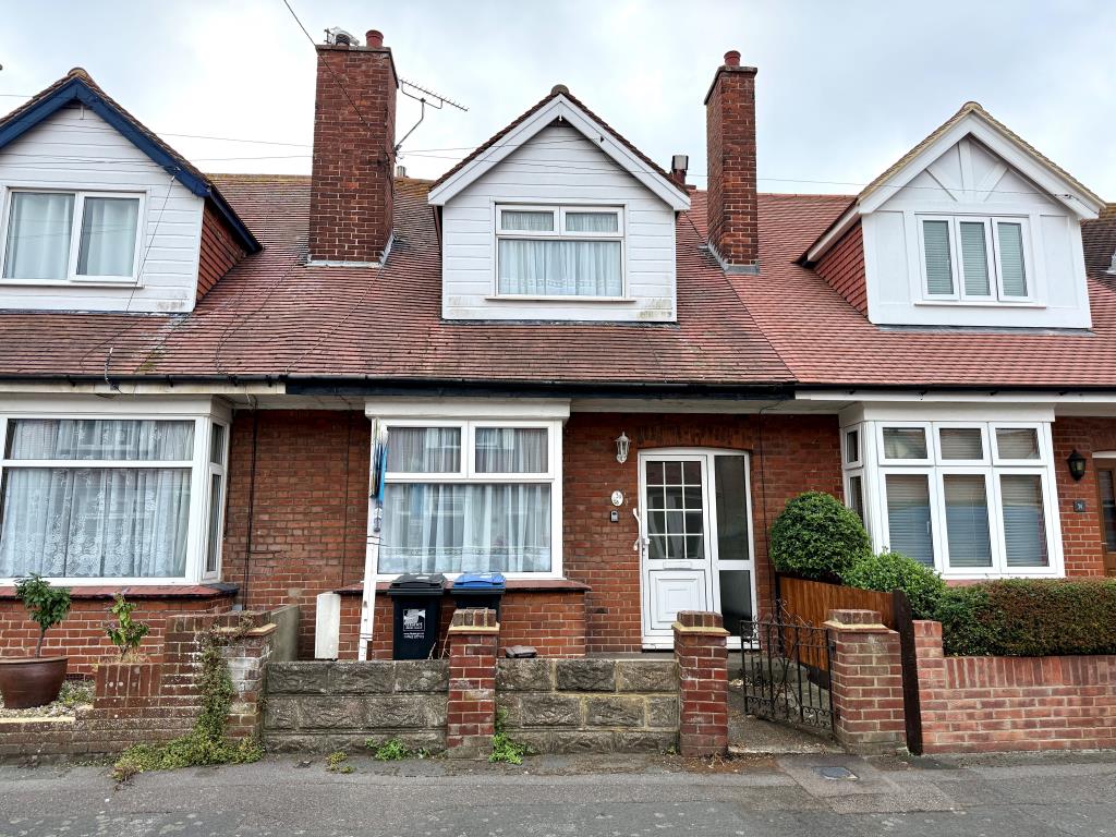 Lot: 186 - THREE-BEDROOM HOUSE FOR REFURBISHMENT - Three-bedroom mid-terrace house